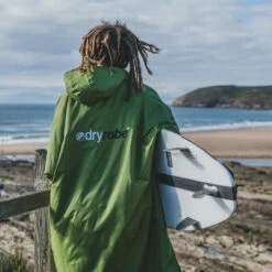 Advance Long Sleeve Change Robe 9 Advance Long Sleeve Change Robe -Surf Sales Shop 202120Dryrobe20Advance20Long20Sleeve20Premium20Outdoor20Change20Robe202020Poncho20DR10420 20Forest20Green2020Black20worn20lifestyle.2000x2000