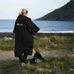 Advance Short Sleeve Change Robe 13 Advance Short Sleeve Change Robe -Surf Sales Shop 202220Dryrobe20Advance20Short20Sleeve20Premium20Outdoor20Changing20Robe20Poncho20DR10020 20Black20Pink20Lifestyle201.2000x2000