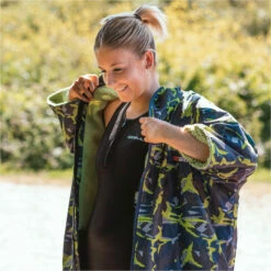 Gul Junior Evorobe Changing Robe 15 Gul Junior Evorobe Changing Robe -Surf Sales Shop 202220GUL20Evorobe20Hooded20Changing20Robe20AC0128 B620 20Camo20Lifestyle201.2000x2000