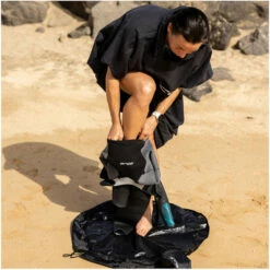 ORCA Hooded Poncho / Changing Robe 8 ORCA Hooded Poncho / Changing Robe -Surf Sales Shop 202320Orca20Hooded20Poncho20Changing20Robe20JVBWTT0120 20Black20Lifestyle202.2000x2000