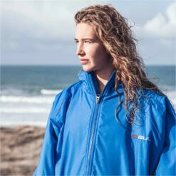 Gul Evorobe Changing Robe 19 Gul Evorobe Changing Robe -Surf Sales Shop 32266 202320GUL20Evorobe20Hooded20Changing20Robe20AC012820 20Blue20Lifestyle201.2000x2000