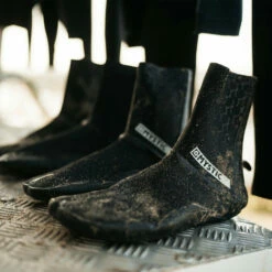 Mystic Majestic 3mm Neoprene Split Toe Boots -Surf Sales Shop 34026 202220Mystic20Majestic205mm20Split20Toe20Boots2020003420 20Black20Lifestyle204.2000x2000