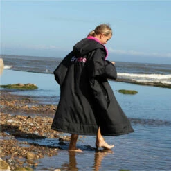 Advance Junior Short Sleeve Change Robe V3 21 Advance Junior Short Sleeve Change Robe V3 -Surf Sales Shop 35744 202320Dryrobe20Advance20Junior20Short20Sleeve20Premium20Outdoor20Changing20Robe20V320DR10020 20Black20Pink20a1.2000x2000