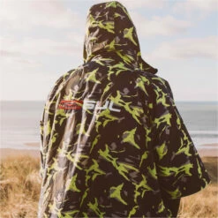 Gul Evorobe Hooded Changing Robe -Surf Sales Shop 37374 202320GUL20Evorobe20Hooded20Changing20Robe20AC012820 20Camo20Black20Lifestyle203.2000x2000