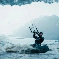 Mystic Roam 3mm Precurved Gloves 17 Mystic Roam 3mm Precurved Gloves -Surf Sales Shop 42051 202320Mystic20Roam203mm20Precurved20Gloves2035015.23002720 20Black20Lifestyle201.2000x2000