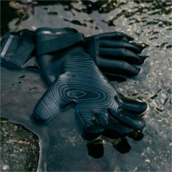 Mystic Roam 3mm Precurved Gloves 16 Mystic Roam 3mm Precurved Gloves -Surf Sales Shop 42051 202320Mystic20Roam203mm20Precurved20Gloves2035015.23002720 20Black20Lifestyle202.2000x2000