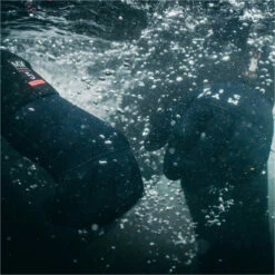 Mystic Roam 3mm Precurved Gloves 15 Mystic Roam 3mm Precurved Gloves -Surf Sales Shop 42051 202320Mystic20Roam203mm20Precurved20Gloves2035015.23002720 20Black20Lifestyle203.2000x2000