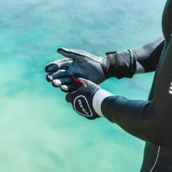 Zone3 Neoprene Heat-Tech Warmth Gloves 16 Zone3 Neoprene Heat-Tech Warmth Gloves -Surf Sales Shop 42473 202220Zone320Neoprene20Heat Tech20Warmth20Gloves20NA18UHTG101 20Black20 20Red20Lifestlye202.2000x2000