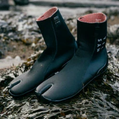 Mystic Roam 3mm Split Toe Wetsuit Socks -Surf Sales Shop 43067 202320Mystic20Roam203mm20Split20Toe20Wetsuit20Socks2035015.230032220 20Black20Lifestyle201.2000x2000