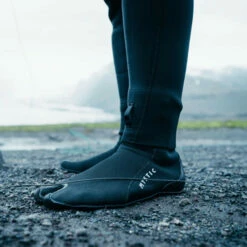 Mystic Roam 3mm Split Toe Wetsuit Socks -Surf Sales Shop 43067 202320Mystic20Roam203mm20Split20Toe20Wetsuit20Socks2035015.230032220 20Black20Lifestyle203.2000x2000