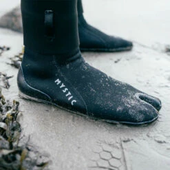 Mystic Roam 3mm Split Toe Wetsuit Socks -Surf Sales Shop 43067 202320Mystic20Roam203mm20Split20Toe20Wetsuit20Socks2035015.230032220 20Black20Lifestyle204.2000x2000