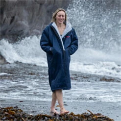 Advance Long Sleeve Change Robe V3 18 Advance Long Sleeve Change Robe V3 -Surf Sales Shop 44394 202320Dryrobe20Advance20Long20Sleeve20Changing20Robe20Poncho20DALSV320 20Navy20Blue2020Grey20Lifestyle202.2000x2000