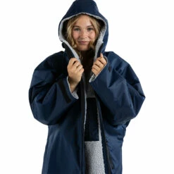 Advance Long Sleeve Change Robe V3 16 Advance Long Sleeve Change Robe V3 -Surf Sales Shop 44394 202320Dryrobe20Advance20Long20Sleeve20Changing20Robe20Poncho20DALSV320 20Navy20Blue2020Grey20front202.2000x2000