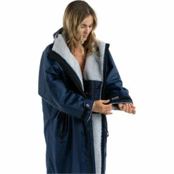 Advance Long Sleeve Change Robe V3 15 Advance Long Sleeve Change Robe V3 -Surf Sales Shop 44394 202320Dryrobe20Advance20Long20Sleeve20Changing20Robe20Poncho20DALSV320 20Navy20Blue2020Grey20side.2000x2000