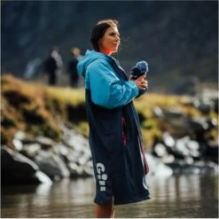 GILL Aqua Parker Change Robe 13 GILL Aqua Parker Change Robe -Surf Sales Shop 44820 5024 BLU44 LIFESTYLE 1 55277.2000x2000