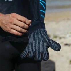 2XU Propel Neoprene Gloves 8 2XU Propel Neoprene Gloves -Surf Sales Shop 45006 2023202XU20Propel20Neoprene20Gloves20UW7022h20 20Black20Ambition20Lifestyle202.2000x2000
