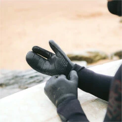 Wired+ 5mm Lobster Neoprene Wetsuit Gloves -Surf Sales Shop 45756 202320C Skins20Wired205mm20Lobster20Neoprene20Wetsuit20Gloves20C GLWIPL20 20Black20Lifestyle.2000x2000