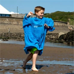Junior Organic Cotton Hooded Towel Change Robe V3 13 Junior Organic Cotton Hooded Towel Change Robe V3 -Surf Sales Shop 45787 202320Dryrobe20Junior20Organic20Cotton20Hooded20Towel20Changing20Robe2020Poncho20V3OCT20 20Cobalt20Blue20Lifestyle.2000x2000