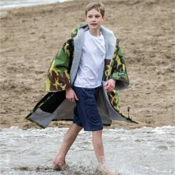 Junior Advance Short Sleeve Change Robe V3 -Surf Sales Shop 45805 202320Dryrobe20Junior20Advance20Short20Sleeve20V3KSS20 20Camo2020Grey2020Lifestyle202.2000x2000
