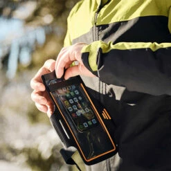 Fidlock Magnetic Armband Dry Bag 8 Fidlock Magnetic Armband Dry Bag -Surf Sales Shop Armband20magnetic20self sealing20bag20for20upper20arm20Lifestyle.2000x2000