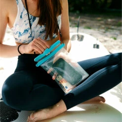 Fidlock Magnetic Maxi Dry Bag 8 Fidlock Magnetic Maxi Dry Bag -Surf Sales Shop Dry20Bag20Maxi20M sized20magnetic20self sealing20bag20Lifestyle201.2000x2000