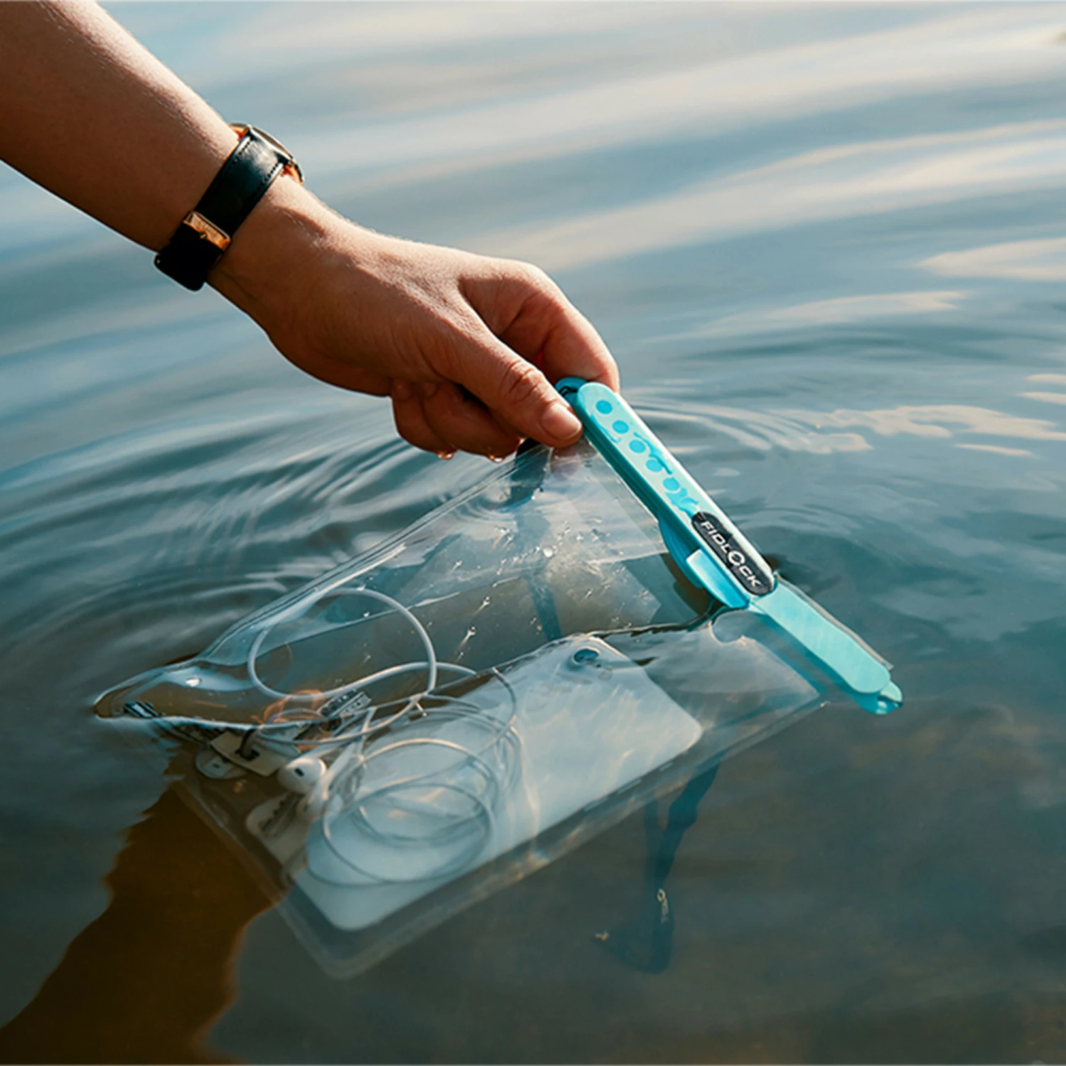 Fidlock Magnetic Maxi Dry Bag 4 Fidlock Magnetic Maxi Dry Bag - Image 2